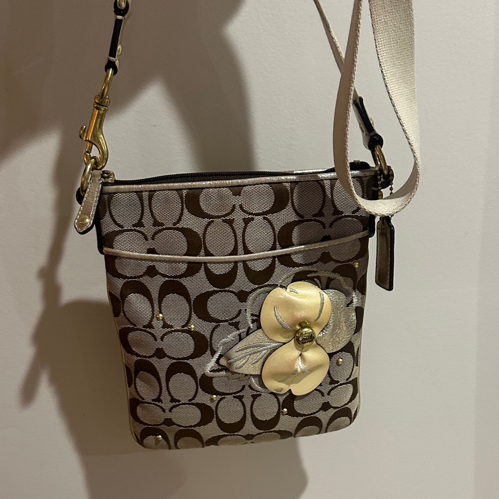 Coach Signature C Swing pack with Floral Appliqué